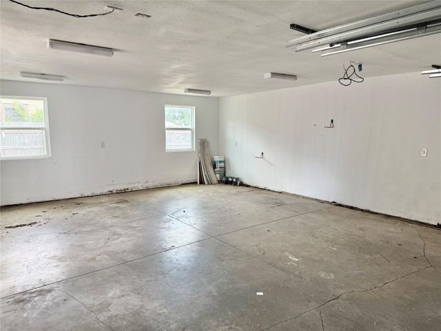 1401 W 7th ST, Taylor, TX 76574