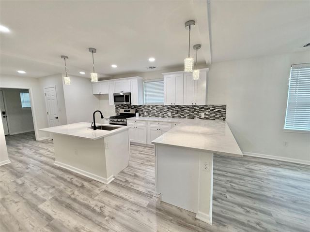 1401 W 7th ST, Taylor, TX 76574