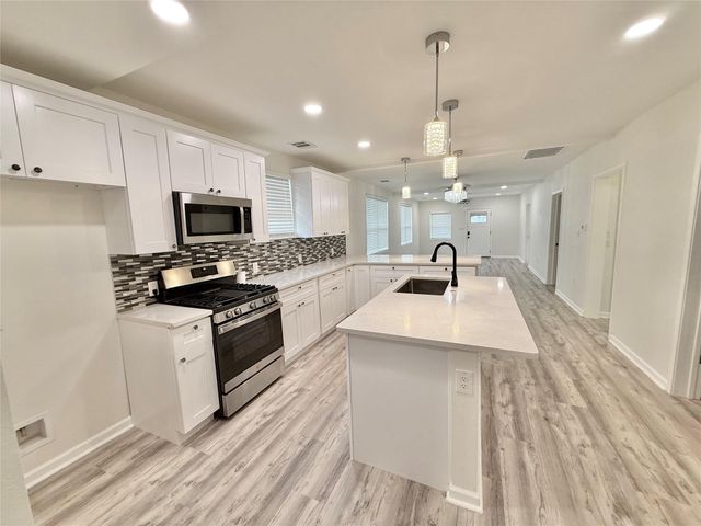 1401 W 7th ST, Taylor, TX 76574