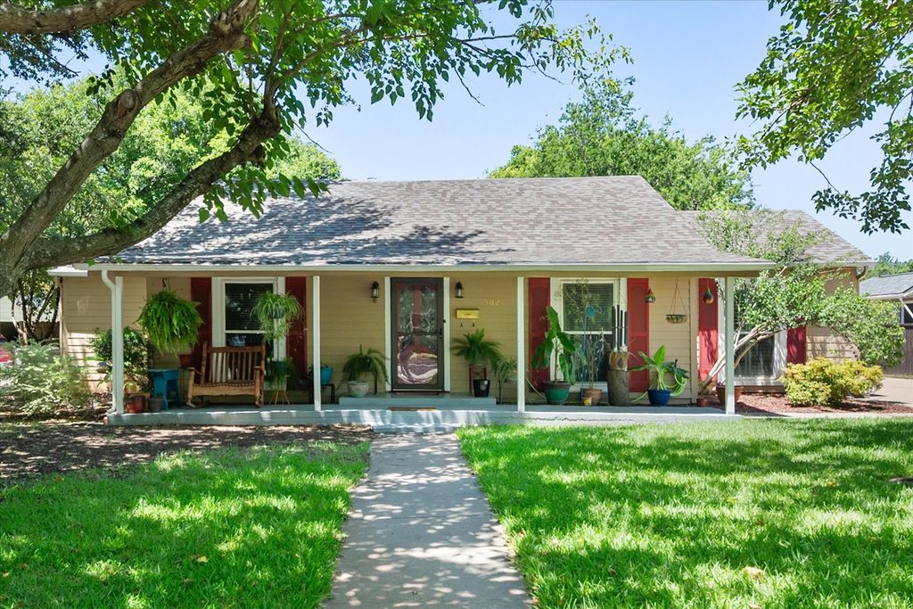 502 Bellevue Drive, Cleburne, TX 76033