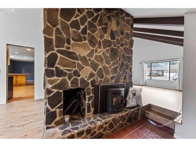 1358 SCOTT Ln, North Bend, OR 97459