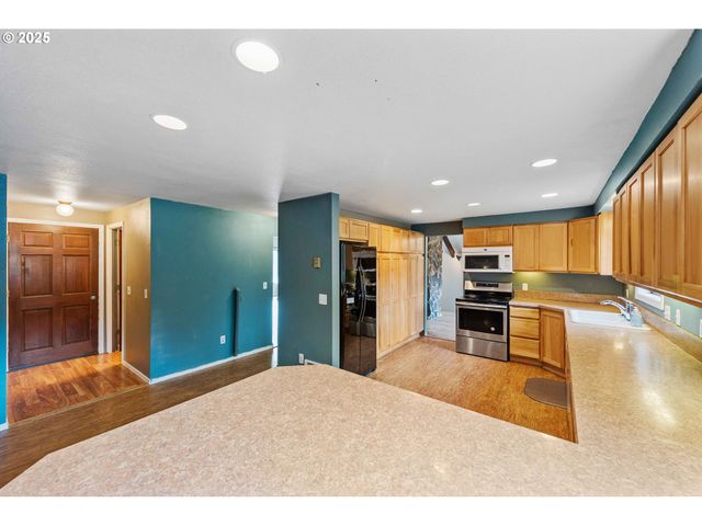 1358 SCOTT Ln, North Bend, OR 97459