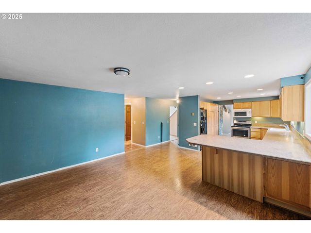 1358 SCOTT Ln, North Bend, OR 97459