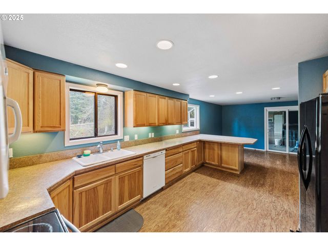 1358 SCOTT Ln, North Bend, OR 97459