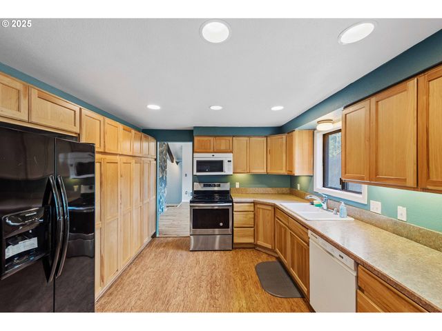 1358 SCOTT Ln, North Bend, OR 97459