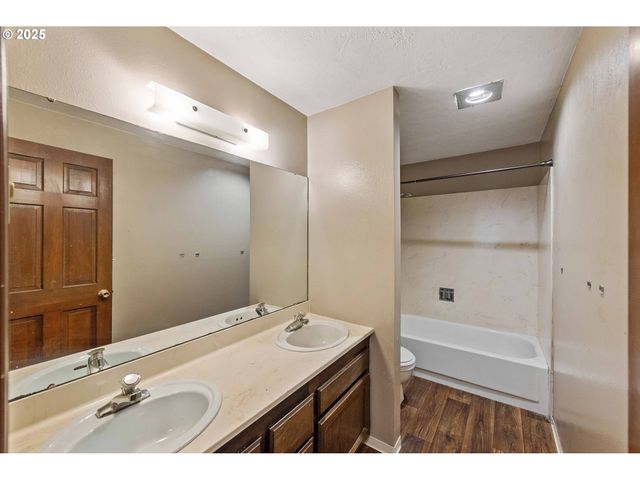 1358 SCOTT Ln, North Bend, OR 97459