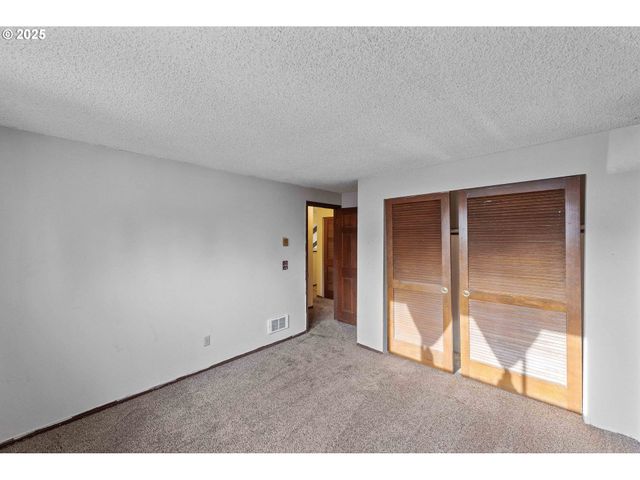 1358 SCOTT Ln, North Bend, OR 97459