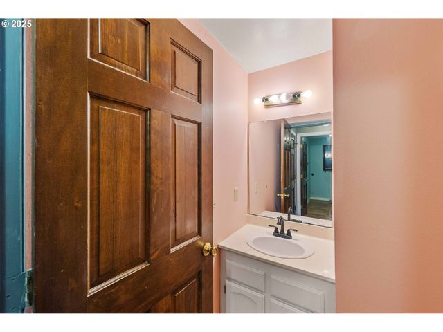 1358 SCOTT Ln, North Bend, OR 97459