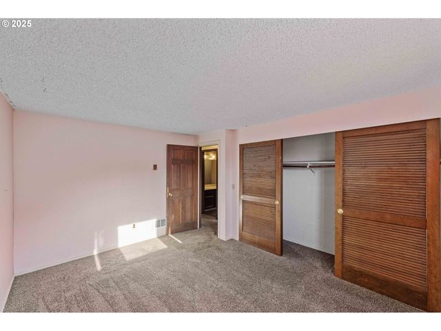 1358 SCOTT Ln, North Bend, OR 97459