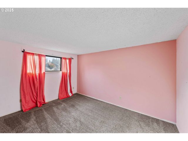 1358 SCOTT Ln, North Bend, OR 97459