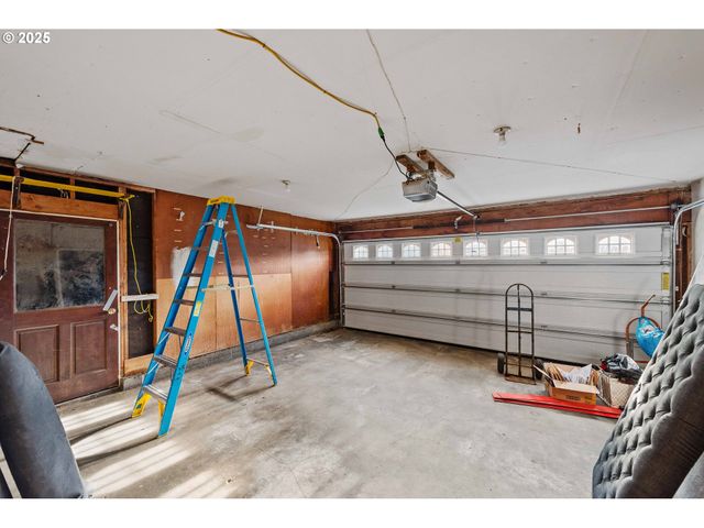 1358 SCOTT Ln, North Bend, OR 97459