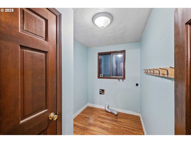 1358 SCOTT Ln, North Bend, OR 97459