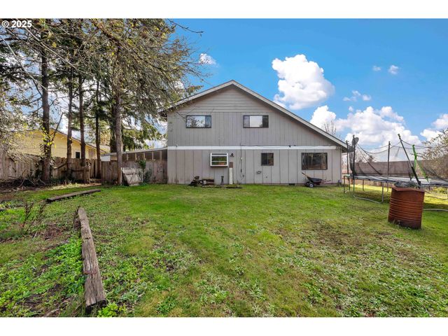 1358 SCOTT Ln, North Bend, OR 97459