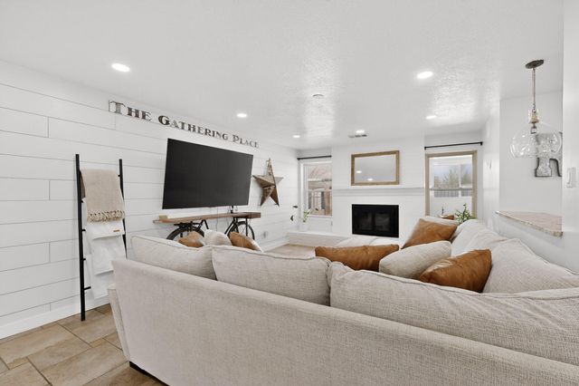 2801 Acequia Drive SW, Albuquerque, NM 87105