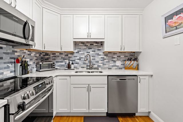 35 Flint St 205, Salem, MA 01970