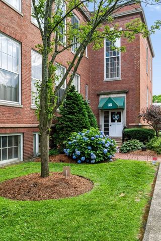 35 Flint St 205, Salem, MA 01970