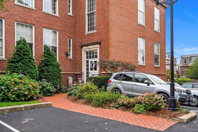 35 Flint St 205, Salem, MA 01970