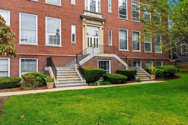 35 Flint St 205, Salem, MA 01970