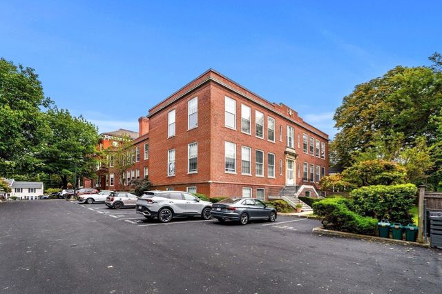 35 Flint St 205, Salem, MA 01970