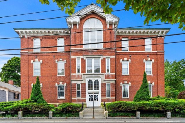 35 Flint St 205, Salem, MA 01970