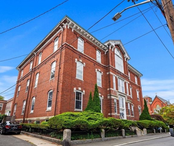 35 Flint St 205, Salem, MA 01970