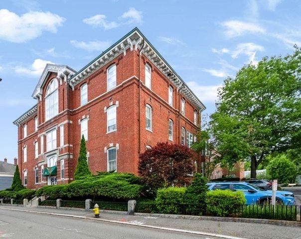 35 Flint St 205, Salem, MA 01970