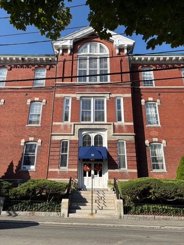 35 Flint St 205, Salem, MA 01970