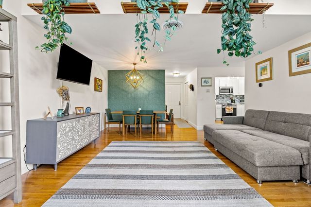 35 Flint St 205, Salem, MA 01970