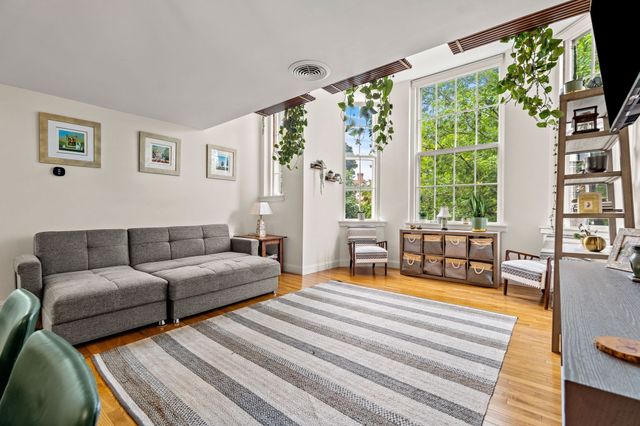 35 Flint St 205, Salem, MA 01970