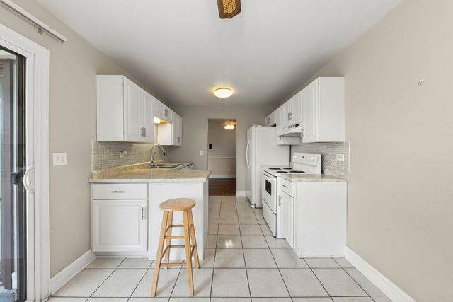 861 YOSEMITE Trail B, Roselle, IL 60172