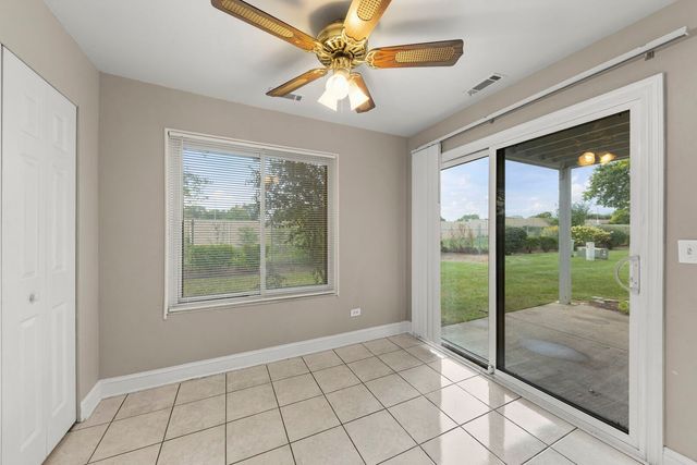 861 YOSEMITE Trail B, Roselle, IL 60172