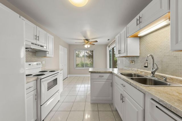 861 YOSEMITE Trail B, Roselle, IL 60172