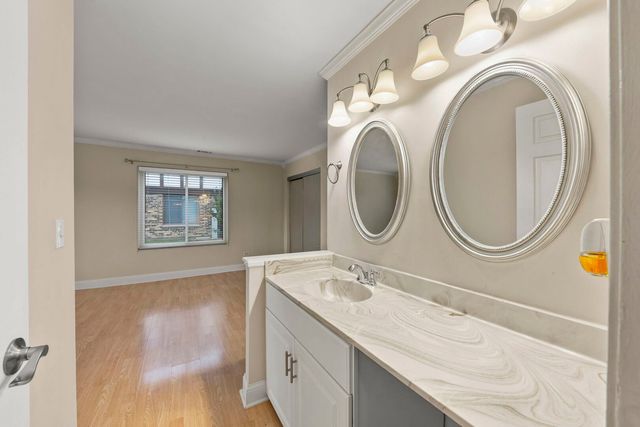 861 YOSEMITE Trail B, Roselle, IL 60172