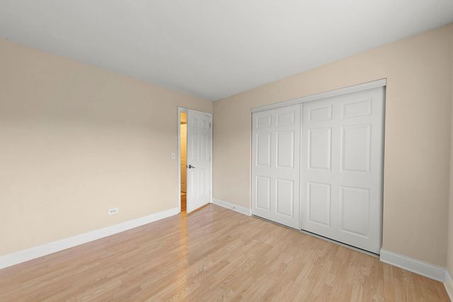 861 YOSEMITE Trail B, Roselle, IL 60172