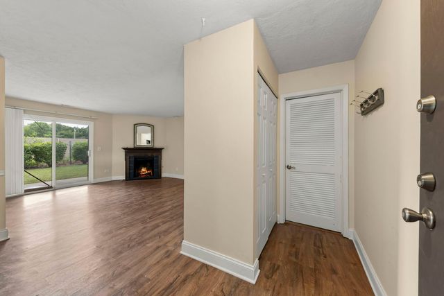 861 YOSEMITE Trail B, Roselle, IL 60172