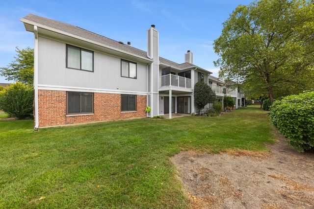 861 YOSEMITE Trail B, Roselle, IL 60172