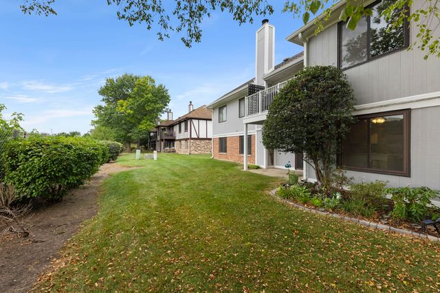 861 YOSEMITE Trail B, Roselle, IL 60172