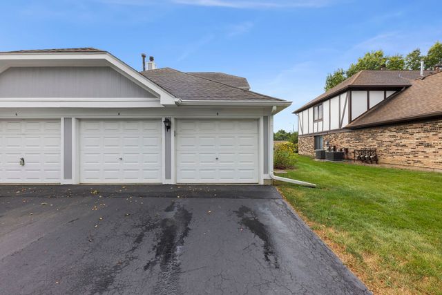 861 YOSEMITE Trail B, Roselle, IL 60172
