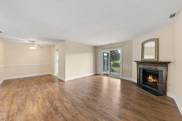 861 YOSEMITE Trail B, Roselle, IL 60172