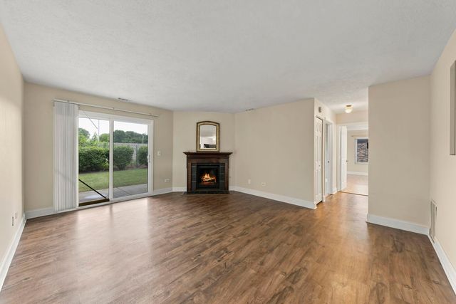 861 YOSEMITE Trail B, Roselle, IL 60172