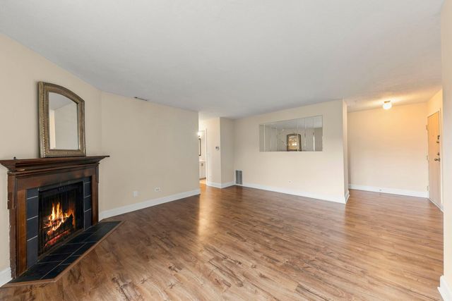861 YOSEMITE Trail B, Roselle, IL 60172