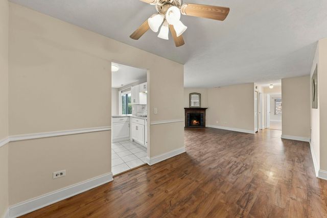 861 YOSEMITE Trail B, Roselle, IL 60172