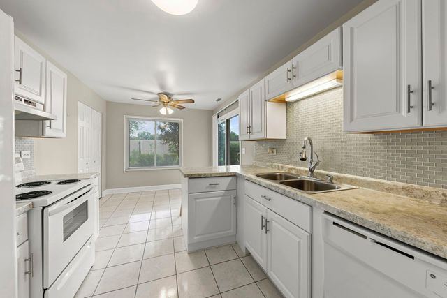 861 YOSEMITE Trail B, Roselle, IL 60172
