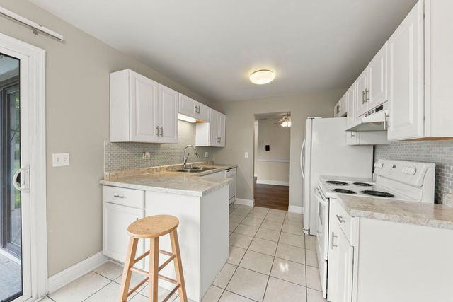 861 YOSEMITE Trail B, Roselle, IL 60172
