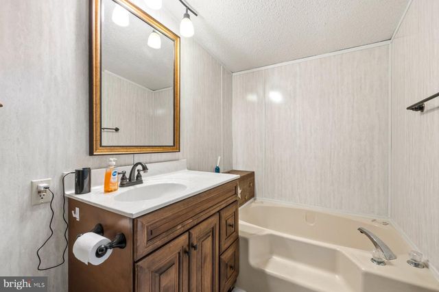 14622 HOLLOW RD, Hancock, MD 21750