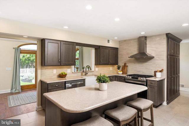 85 VILLAGE DR E, Hamilton, NJ 08620