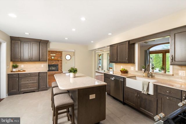85 VILLAGE DR E, Hamilton, NJ 08620
