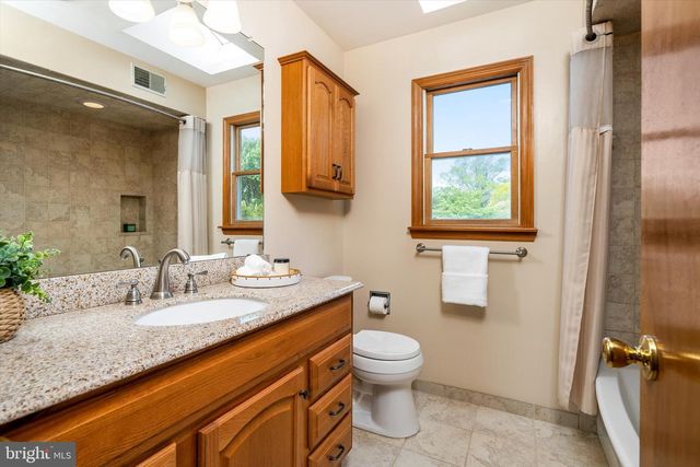 85 VILLAGE DR E, Hamilton, NJ 08620
