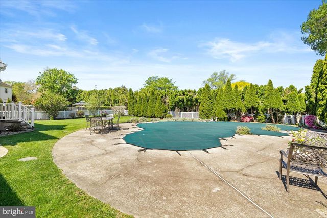 85 VILLAGE DR E, Hamilton, NJ 08620