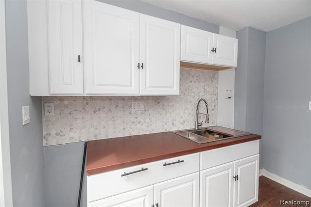 881 Garfield Avenue, Lincoln Park, MI 48146